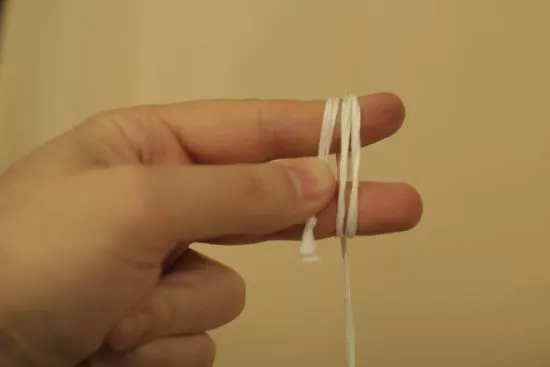 Zugschnur um zwei Finger gewickelt