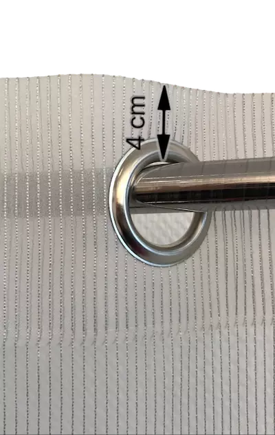 Köpfchen eines Vorhangs mit Ösen